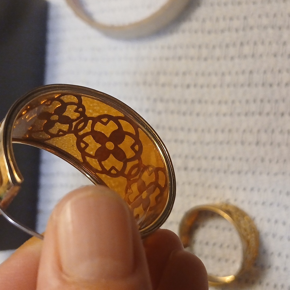 Elegant Gold CUT-OUT Hoop Earrings - Picture 4 of 11